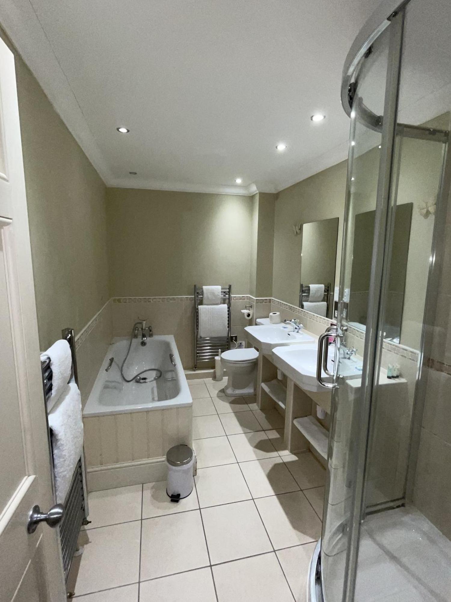 The Commercial Bar & Hotel Честер Номер фото